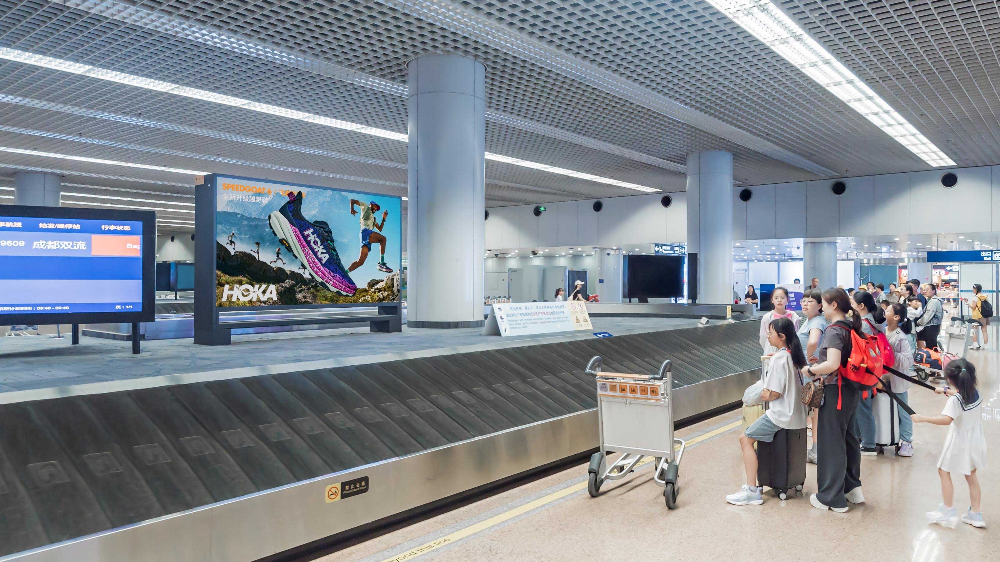  北京首都国际机场T2国内行李提取厅LED广告