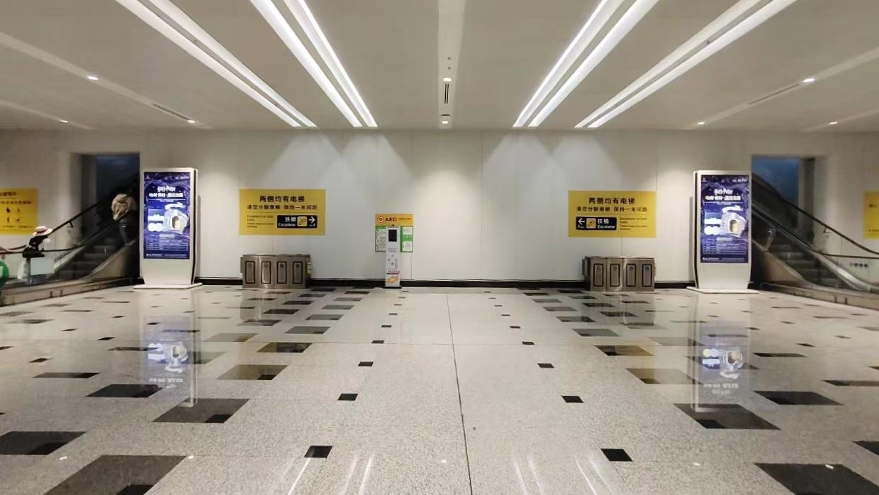 大兴机场B1层安检后刷屏媒体广告