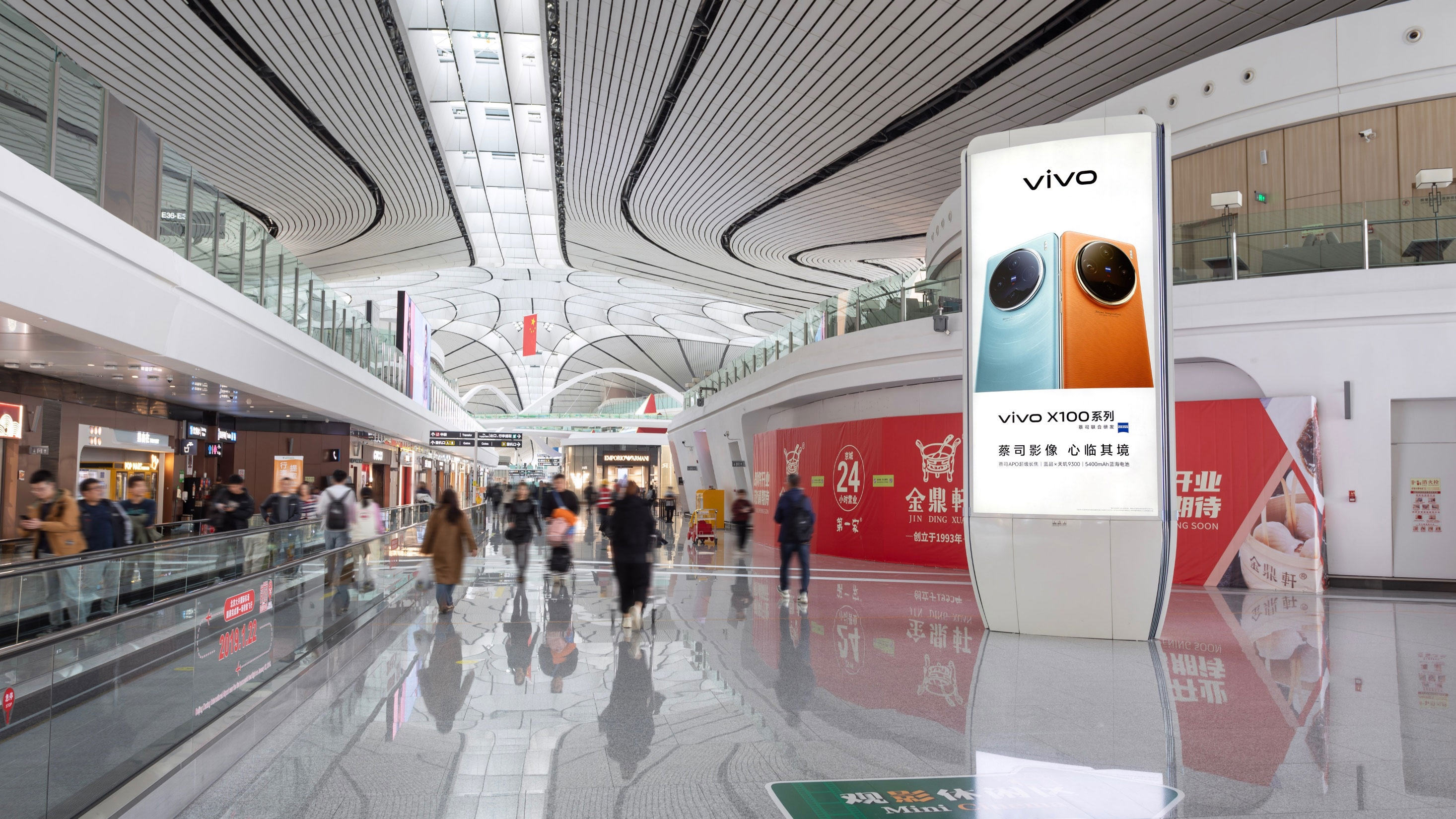 大兴机场2层混流区三面竖式灯箱广告