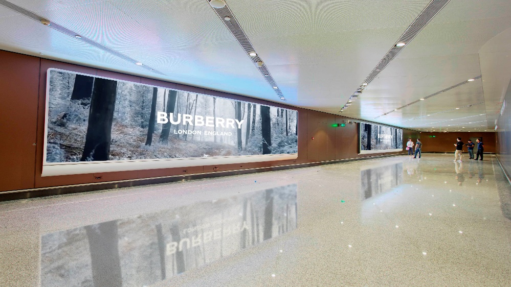 大兴机场二层国际到达通廊广告