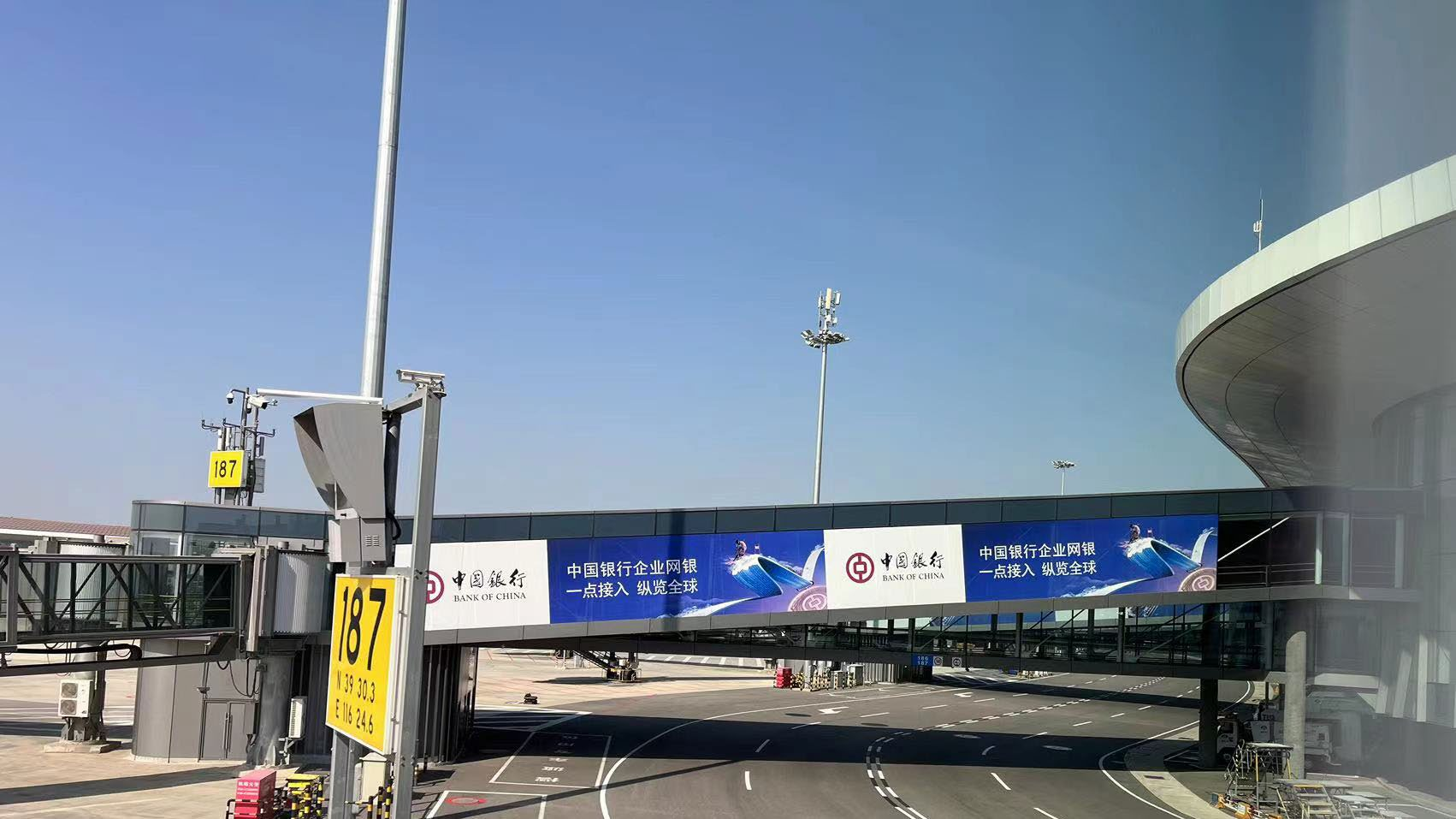 大兴机场ABCDE指廊廊桥外贴膜广告