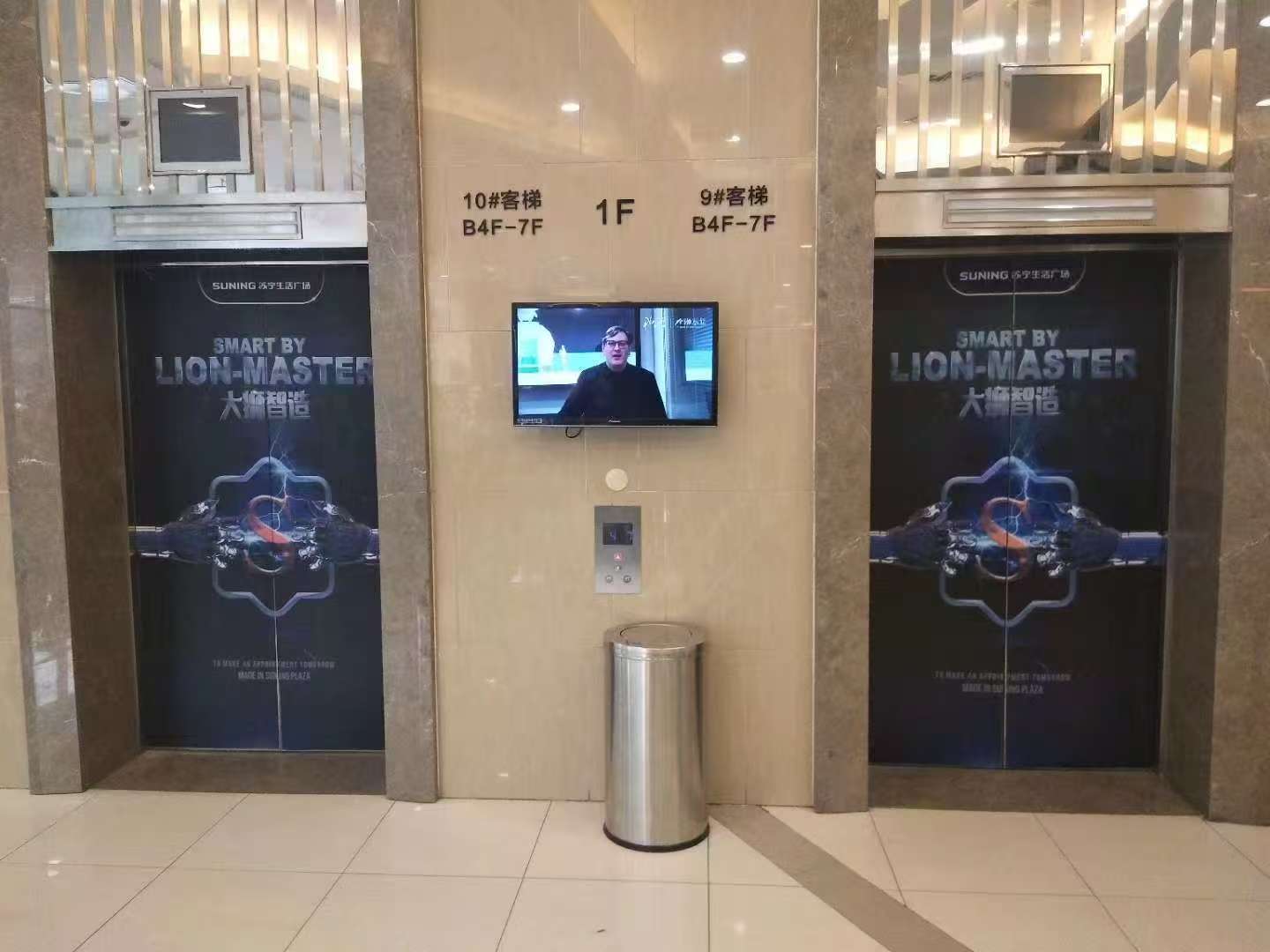 苏宁生活广场电梯门广告
